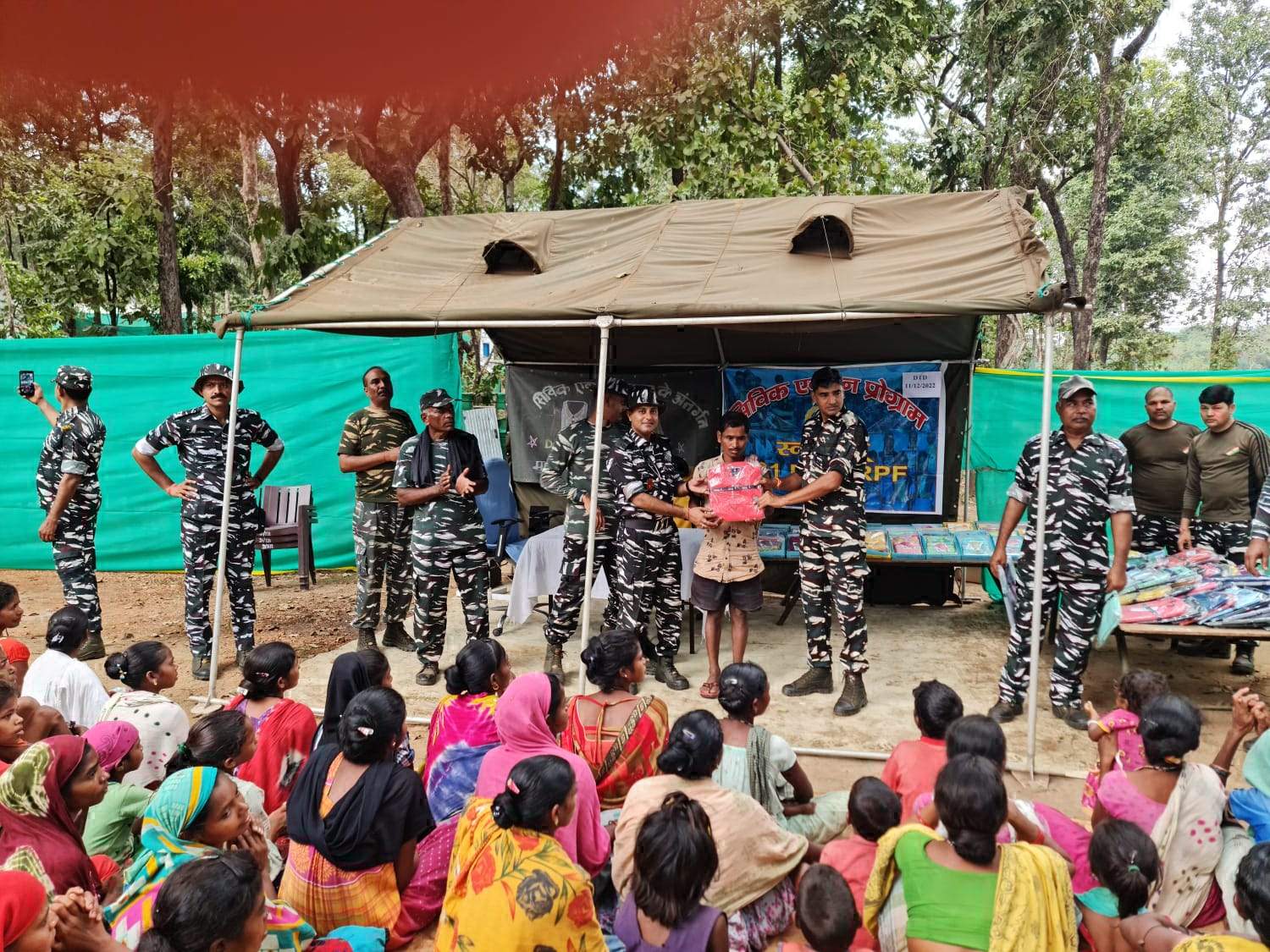 सिविक एक्शन कार्यक्रम:  ग्रामीणों को दवाईयाँ, कपड़े  वितरित