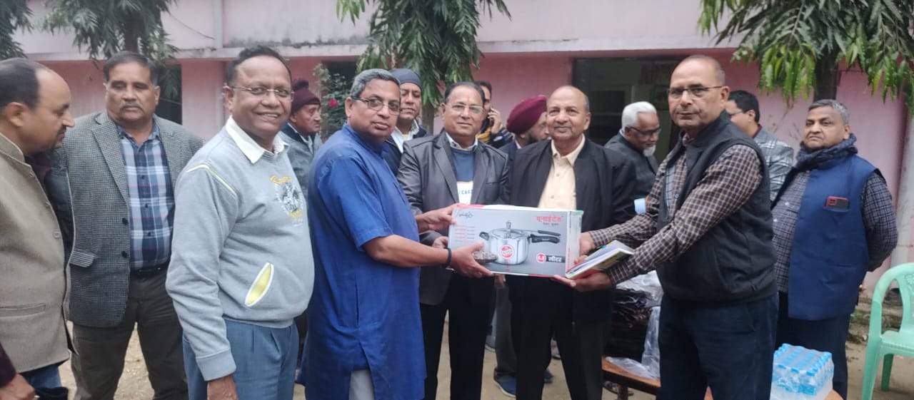 वनवासी कल्याण आश्रम छात्रावास को वरिष्ठ नागरिक फोरम ने दिए चादर, थाली-गिलास एवं कुकर