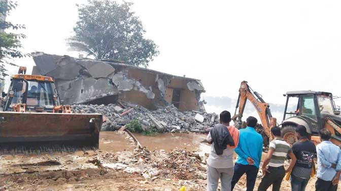 महाराजबंध तालाब की जमीन पर कब्जा कर बने मकान को निगम ने तोड़ा