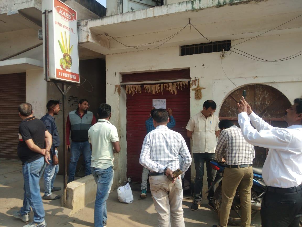 एवी फूड हाउस सील, डोर नंबर प्लेट पर अपना विज्ञापन लगाया था