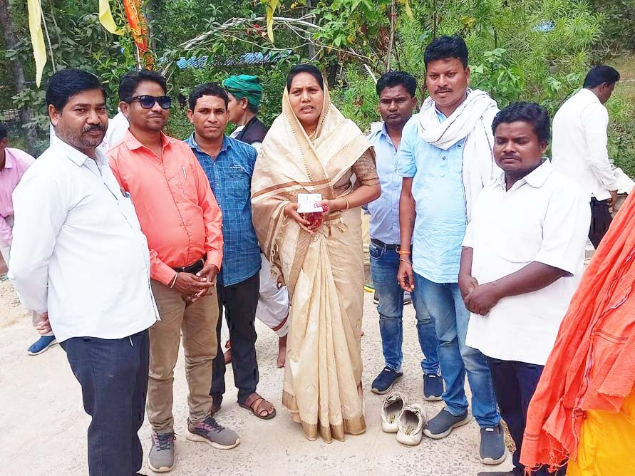 भानुप्रतापपुर की नवनिर्वाचित विधायक पहुंचीं कोटेश्वर धाम, कांग्रेसियों ने की मुलाकात