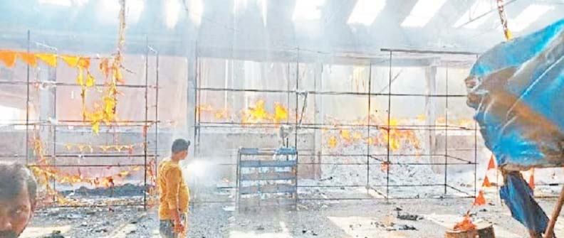 पोल्ट्री फार्म में लगी आग, लाखों का सामान खाक