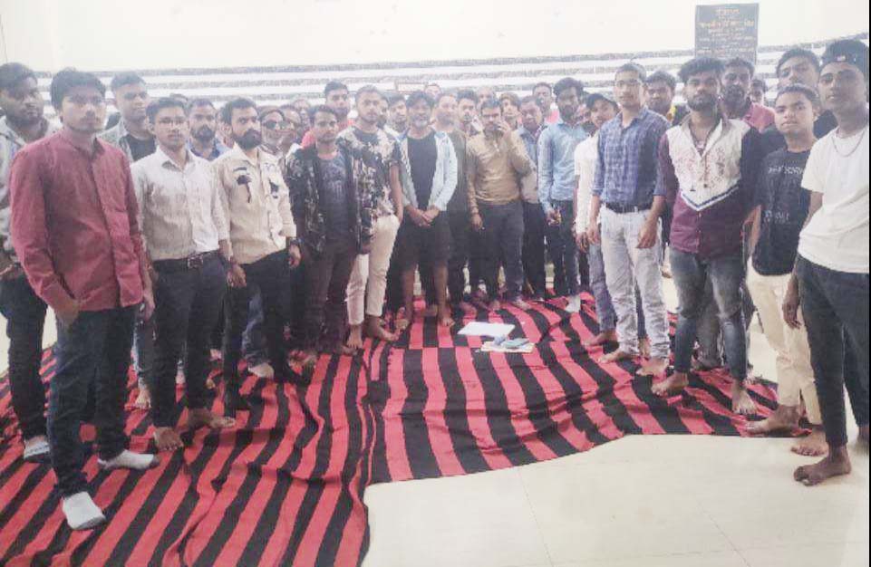 समाज ने जयंती कार्यक्रम में नेताओं को नहीं बुलाने का लिया निर्णय समाज ने जयंती कार्यक्रम में नेताओं को नहीं बुलाने का लिया निर्णय
