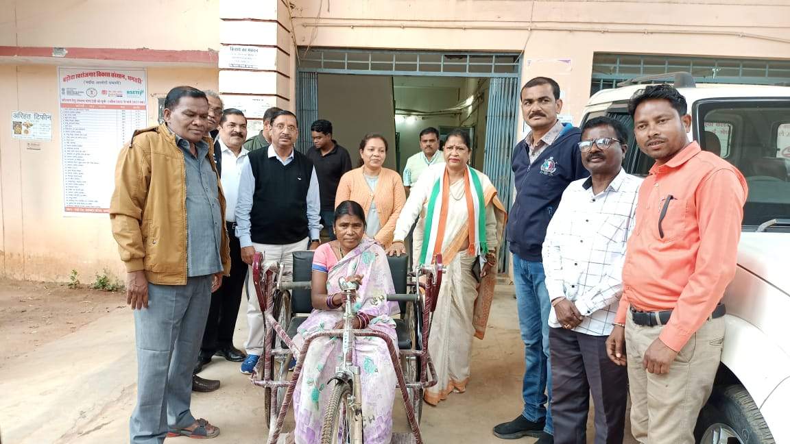 सिहावा विधायक ने दिव्यांग को दी ट्रायसिकल 
