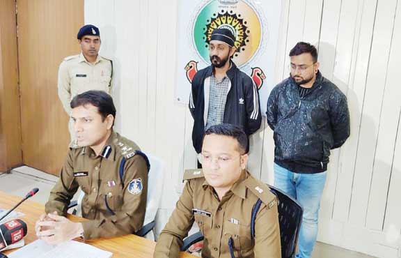 हैदराबाद में रहकर सट्टा खिलाने वाले बागबहरा के दो युवक गिरफ्तार