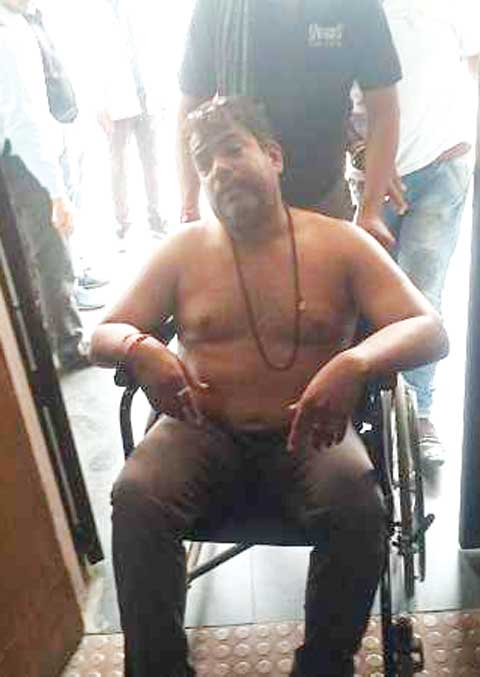 दुकान सील करने पहुंचे निगम अमले के सामने मिट्टी तेल डाला सचिन ने