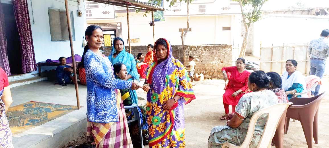 सडक़ हादसे में मौत, घर जाकर दी श्रद्धांजलि योजना की राशि