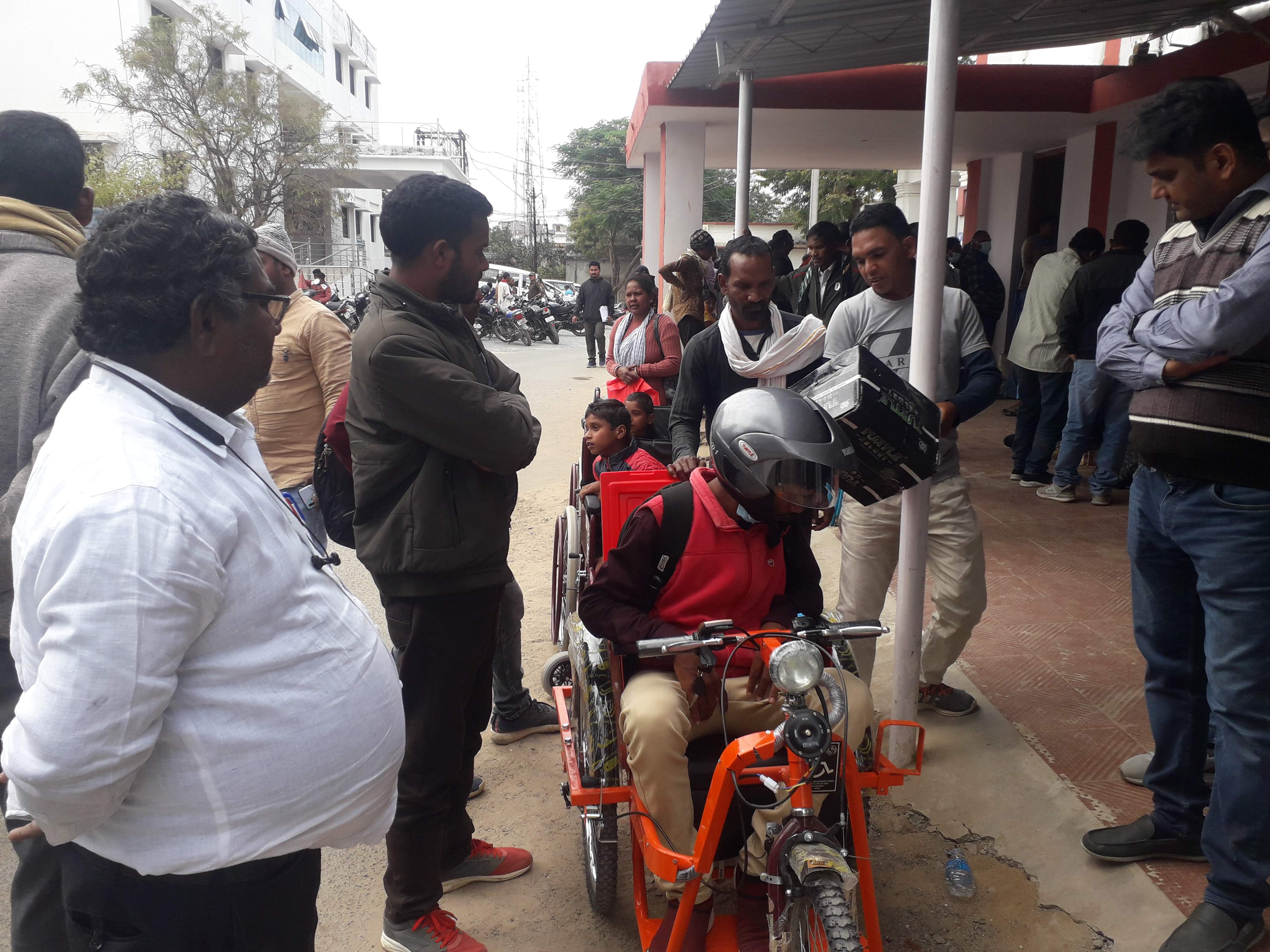 दिव्यांग बजरंग और हेमंत  को मिला ट्राइसिकल