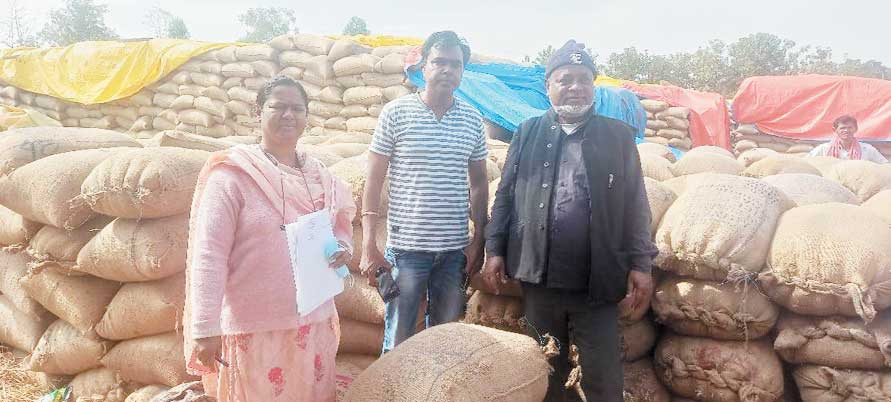 जांच टीम कर रही धान खरीदी केन्द्रों का निरीक्षण