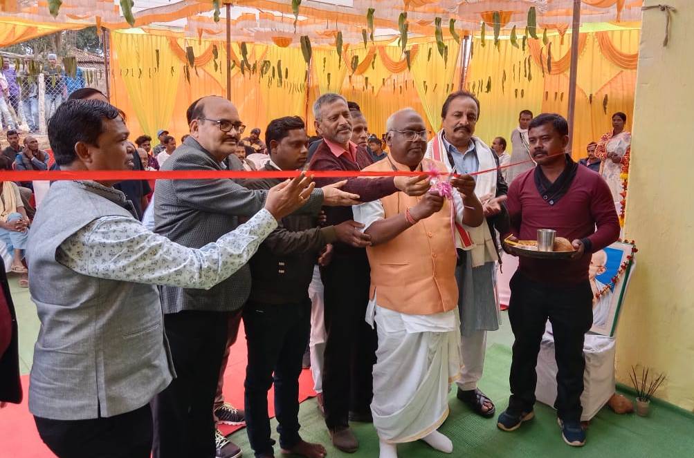 डीपाडीह में नये विद्युत वितरण केन्द्र का संसदीय सचिव चिन्तामणी महाराज ने किया शुभारंभ