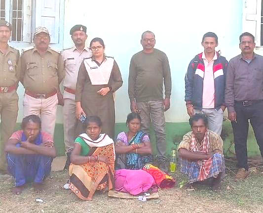 तीर मारकर चीतल का शिकार, मुख्य आरोपी को भगाने के आरोप में पति-पत्नी सहित 4 गिरफ्तार