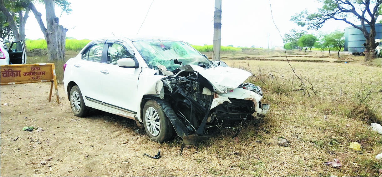 खड़े ट्रक में घुसी कार, युवक घायल खड़े ट्रक में घुसी कार, युवक घायल