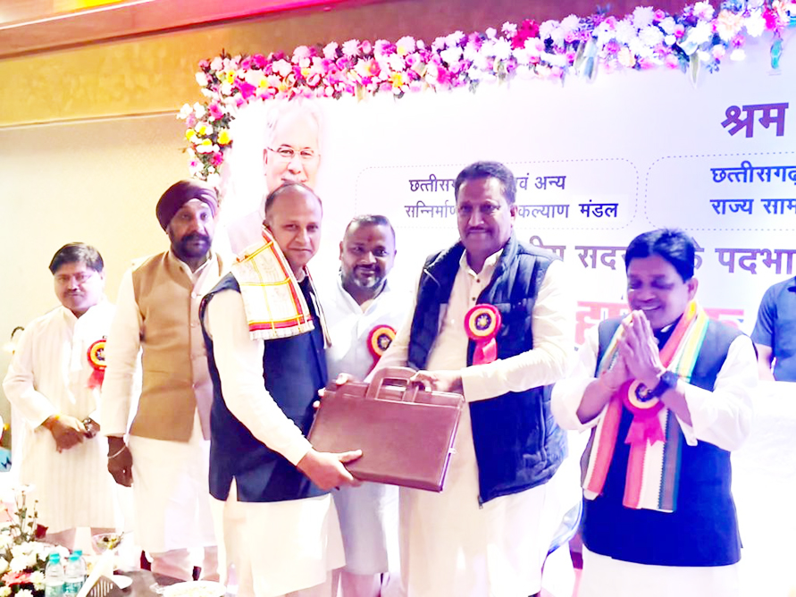 नवनियुक्त सदस्य वीरेन्द्र ने ली शपथ