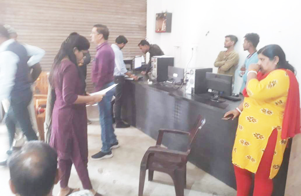 खबर का असर: नौकरी के नाम पर लाखों की मांग, लोक सेवा केंद्र सील