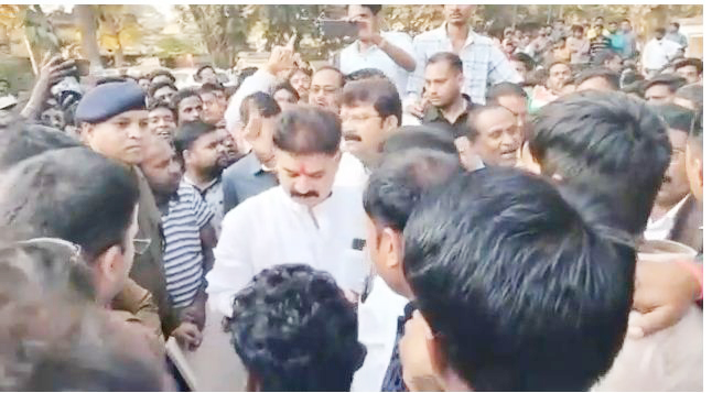 तहसीलदार ने कांग्रेस नेता को पीटा, नाराज लोगों ने तहसीलदार को दौड़ाया