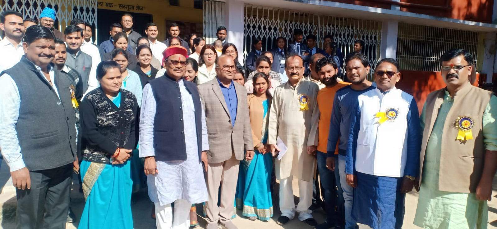 स्कूल शिक्षा मंत्री के हाथों छात्राओं  को मिली साइकिल