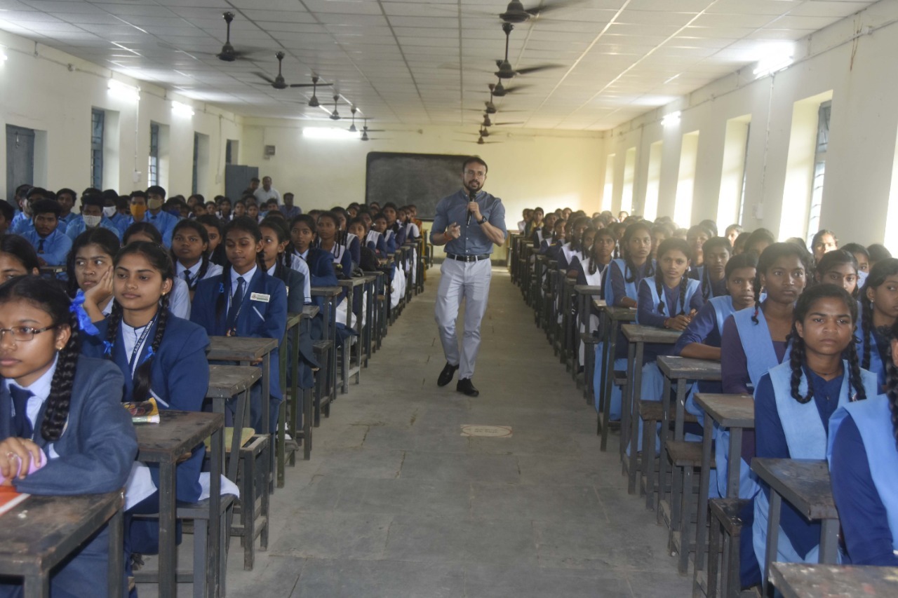 धैर्य व समर्पण सफलता का मूल मंत्र