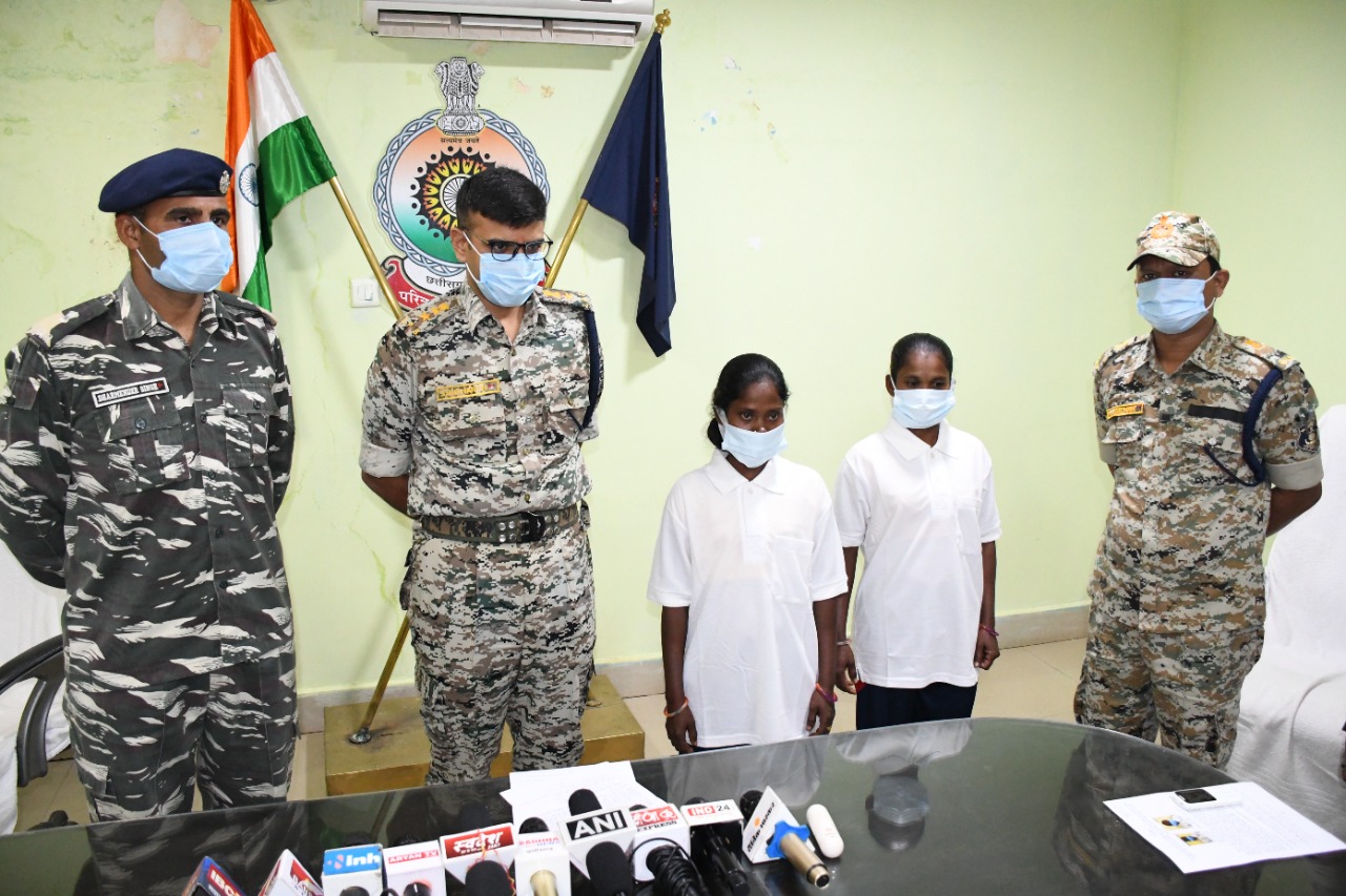  दो महिला नक्सलियों का समर्पण