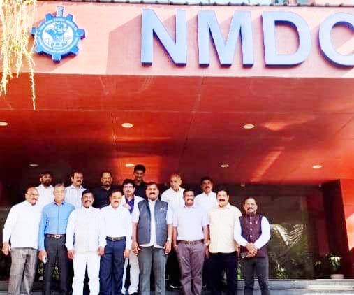 वेतन पुनरीक्षण को ले इंटक ने एनएमडीसी प्रबंध निदेशक को मांग पत्र सौंपा
