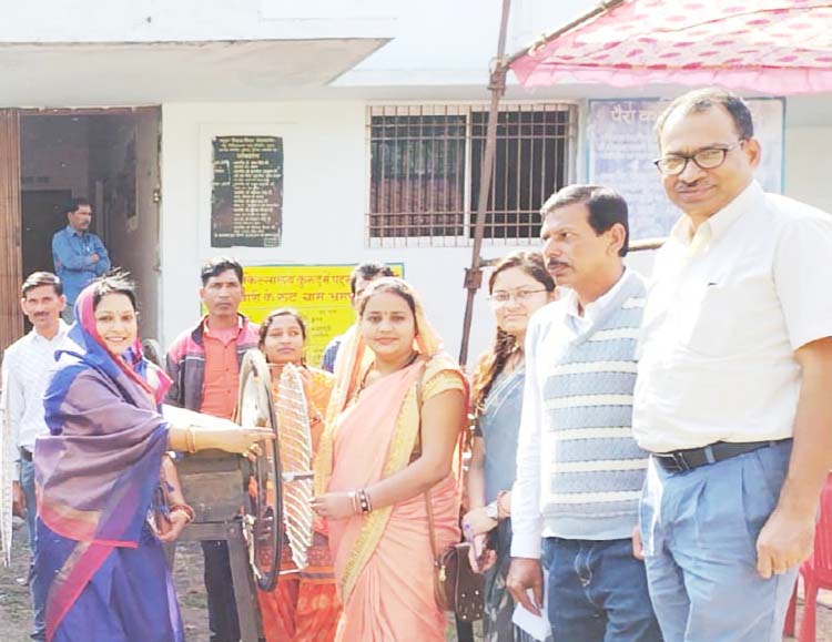 किसानों को कृषि उपकरण  भेंट कर मनाया गौरव दिवस