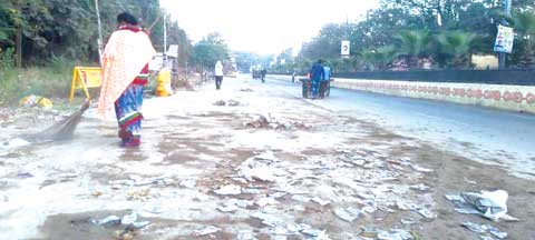 कचरा फेंक गई भीड़..