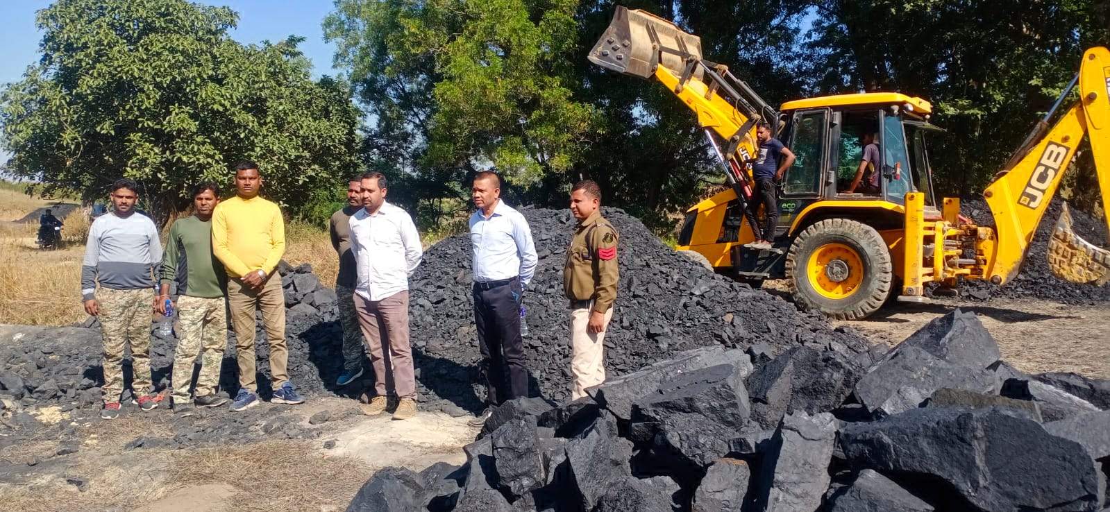 अवैध कोयला खुदाई से हुए गड्ढों को जेसीबी से भरा, जब्ती भी