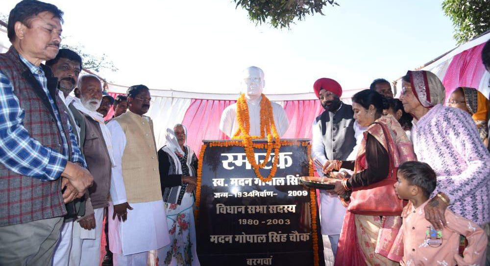 खाद्य मंत्री ने किया पूर्व सांसदों व विधायक की प्रतिमा का किया अनावरण