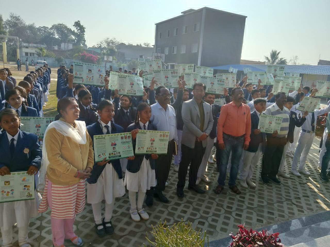 प्राथमिक शाला की आयोग के सदस्य ने बहाल करवाई बिजली आपूर्ति
