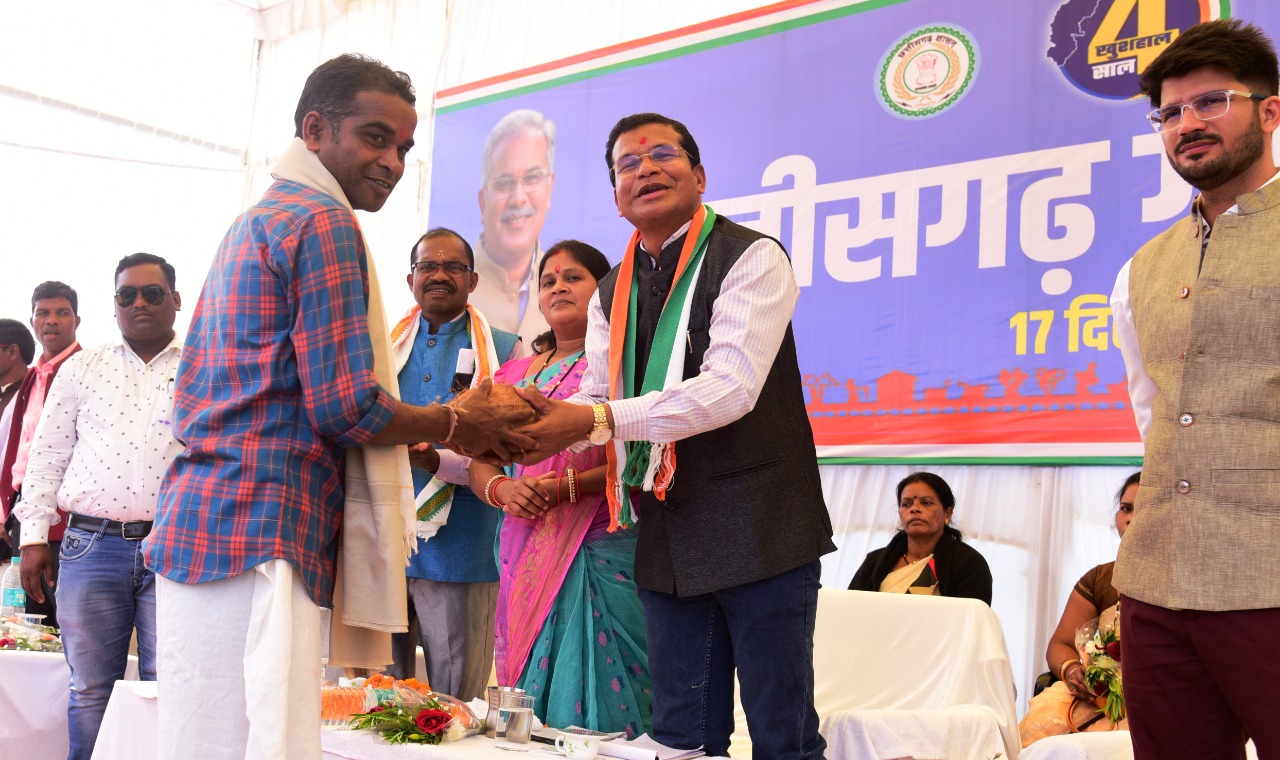उत्साहपूर्वक मना छत्तीसगढ़ गौरव दिवस, मरकाम सहित जनप्रतिनिधि हुए शामिल उत्साहपूर्वक मना छत्तीसगढ़ गौरव दिवस, मरकाम सहित जनप्रतिनिधि हुए शामिल