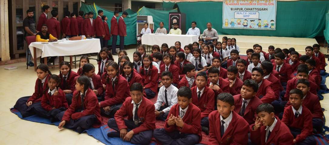 जेएनवी में छात्रों का स्वास्थ्य परीक्षण जेएनवी में छात्रों का स्वास्थ्य परीक्षण