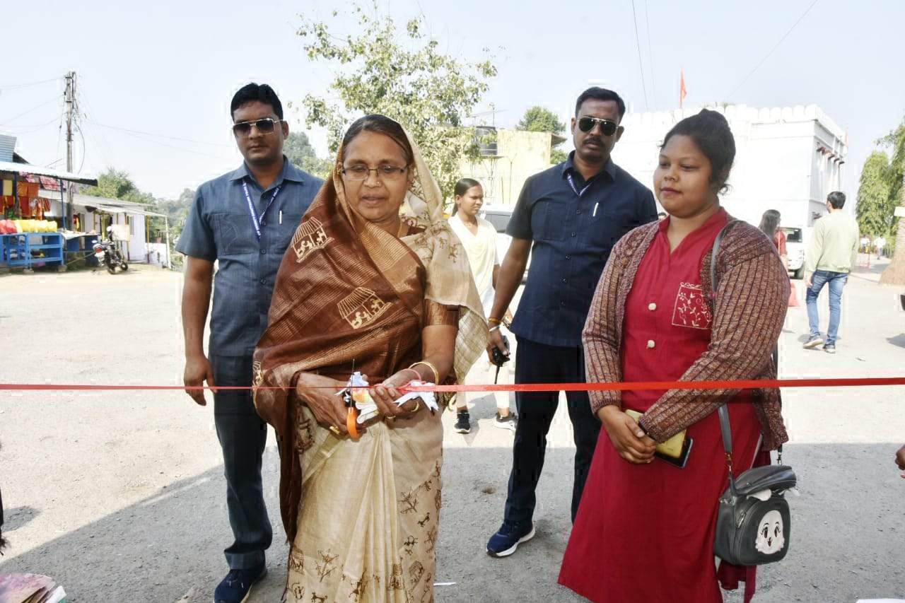 छायाचित्र प्रदर्शनी का उद्घाटन