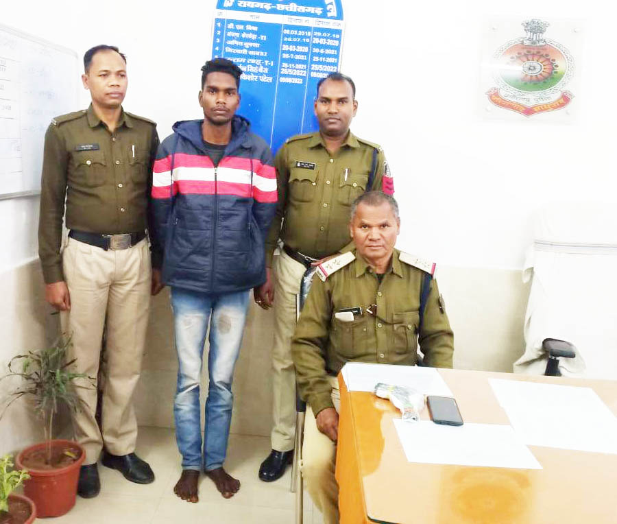 बस स्टैंड के पास पिस्टल के साथ पकड़ाया युवक