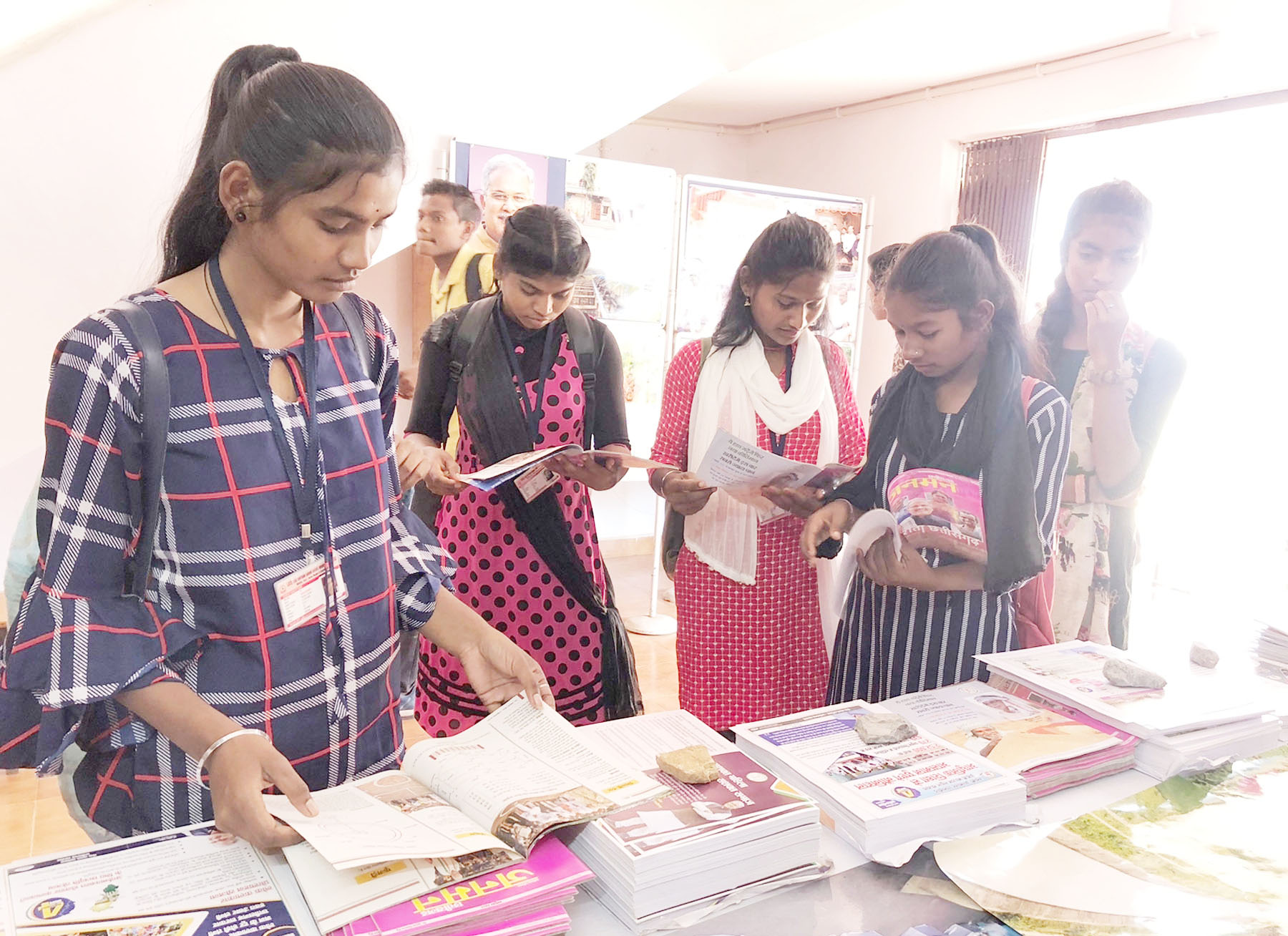 कलेक्टर ने किया फोटो प्रदर्शनी का अवलोकन