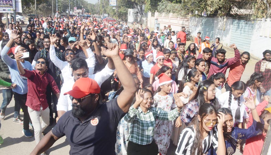 क्रिसमस कैरोल और झांकियों के साथ निकली सद्भावना रैली