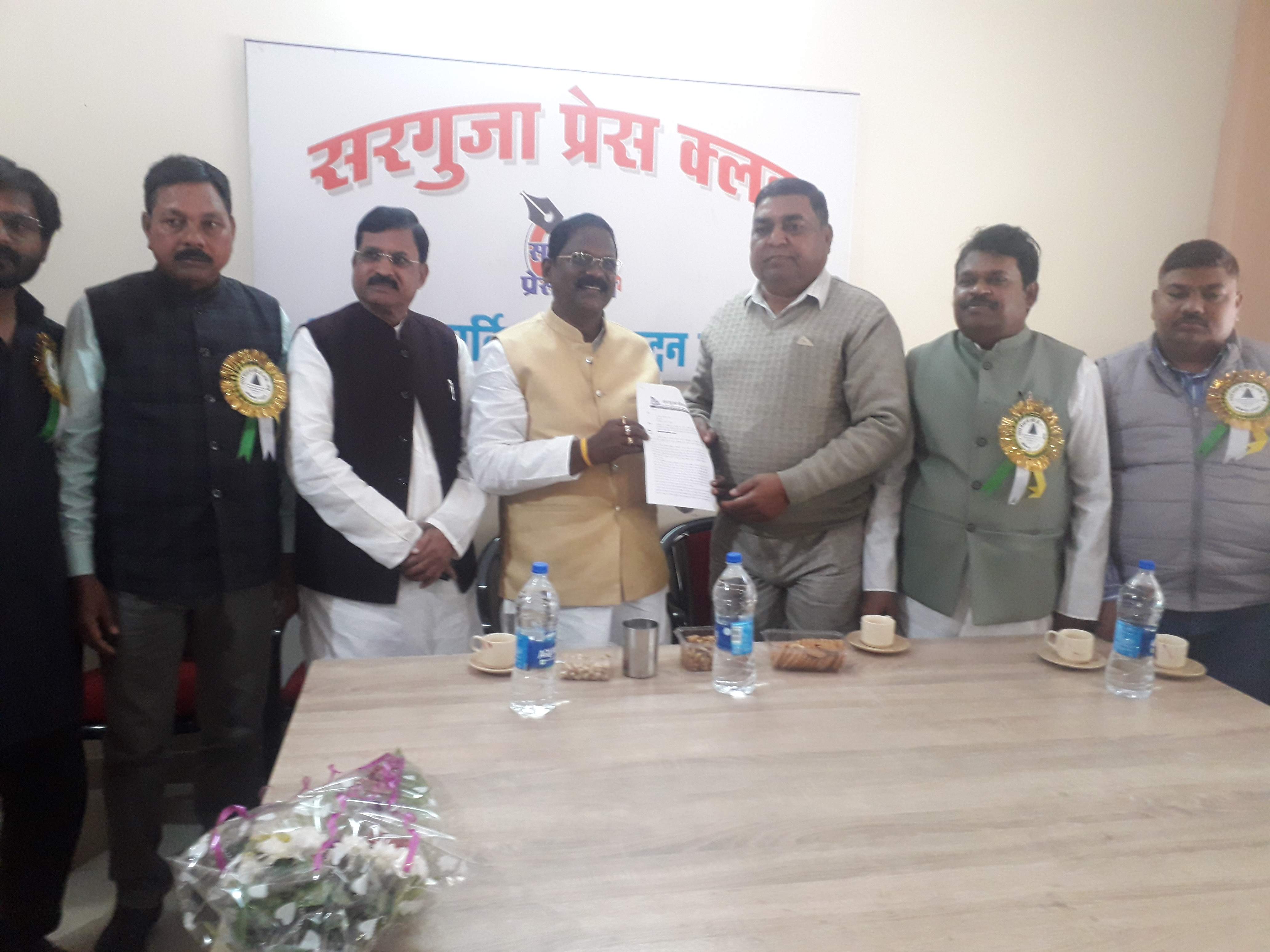 मंत्री अमरजीत पहुंचे सरगुजा प्रेस क्लब, कलेक्टर को फोन लगाकर कहा शीघ्र भूमि को कराए आवंटित