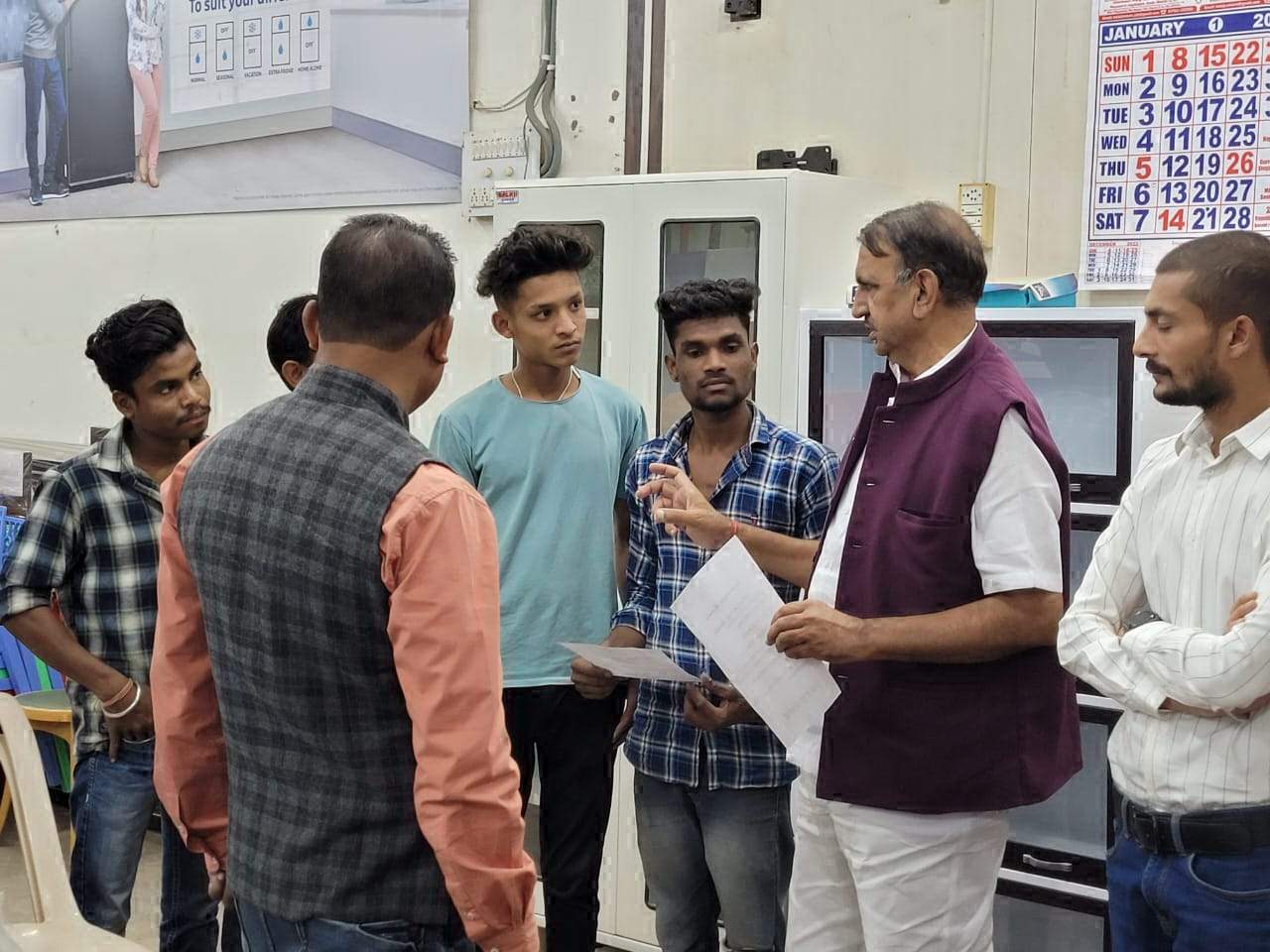 पूर्व विधायक व्यापारिक संस्थानों में पहुंचकर कामगारों का बनवा रहे ई-श्रम कार्ड