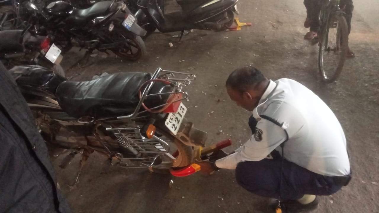 नो-पार्किंग जोन में खड़े 40 वाहनों से हजारों रुपए चालानी