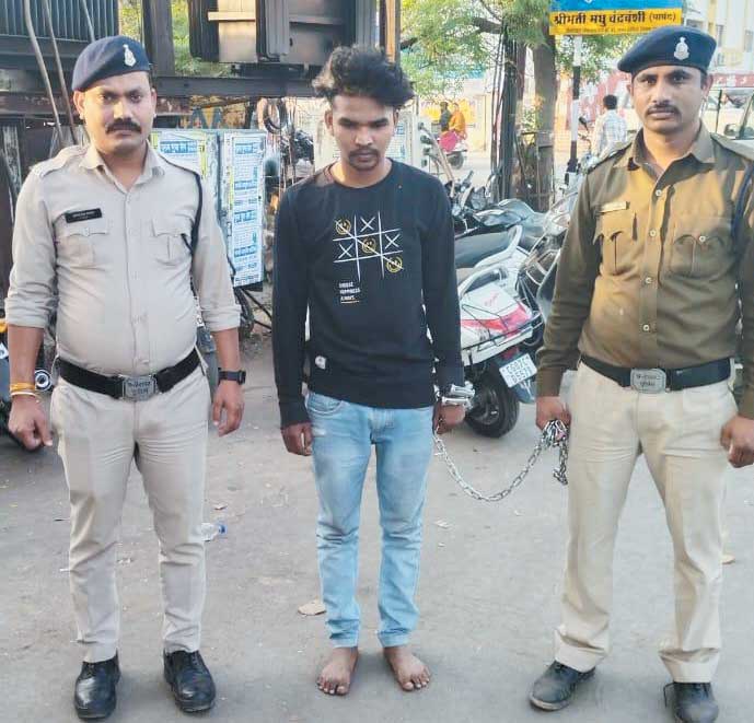 चोरी की मोबाईल के साथ आरोपी गिरफ्तार