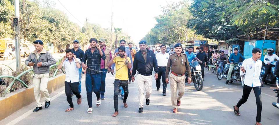 ट्रेन ड्राइवर से मारपीट और लूट, तीन गिरफ्तार, पुलिस ने निकाला जुलूस