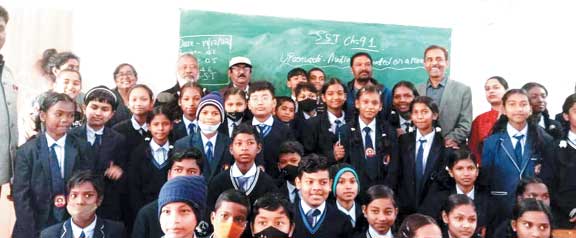 आत्मानंद स्कूल के बच्चों ने फिल्म डायरेक्टर और टीम संग ली सेल्फी