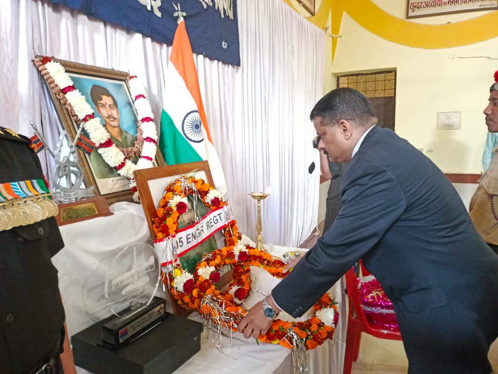 शहादत दिवस पर याद किए गए दीक्षित