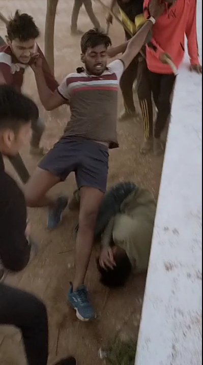 छात्रों के दो गुटों में बलवा  13 घायल, 3 गिरफ्तार