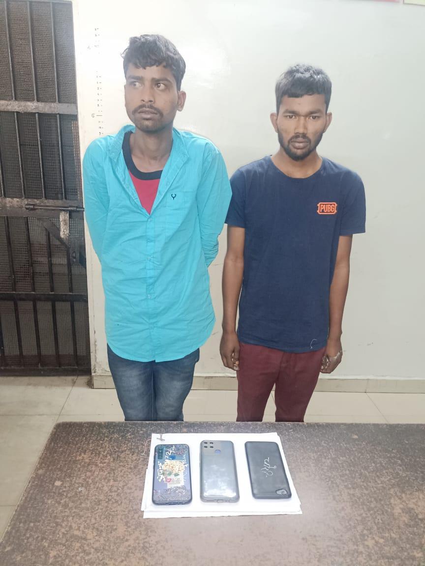 राहगीरों से मोबाइल लूटकर  भागने वाले दो गिरफ्तार 48 घंटे में पुलिस ने आरोपियों  को धर दबोचा