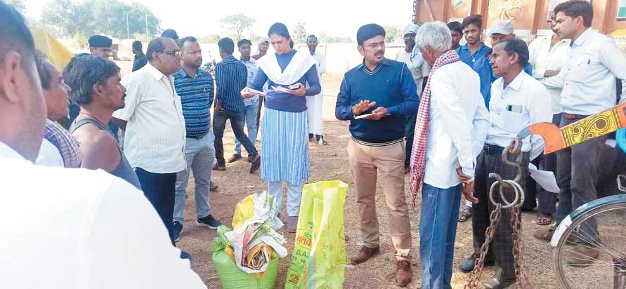 कलेक्टर ने किया धान उपार्जन केन्द्र का किया निरीक्षण