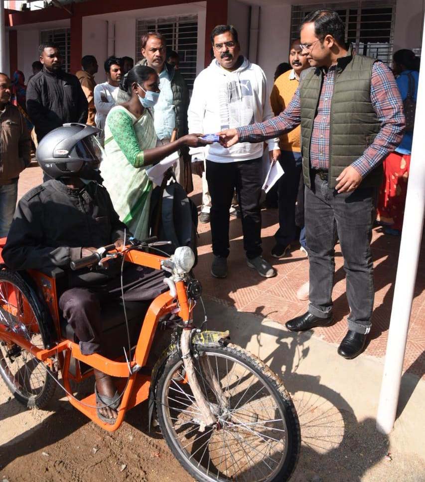 दृष्टि बाधित सहायक प्राध्यापक को मिला कम्प्यूटर, अब पढ़ाने में होगी सुविधा