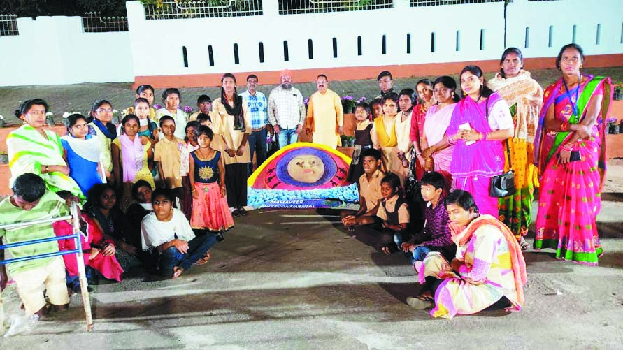 फूलों की प्रदर्शनी से महक उठा नवापारा फूलों की प्रदर्शनी से महक उठा नवापारा