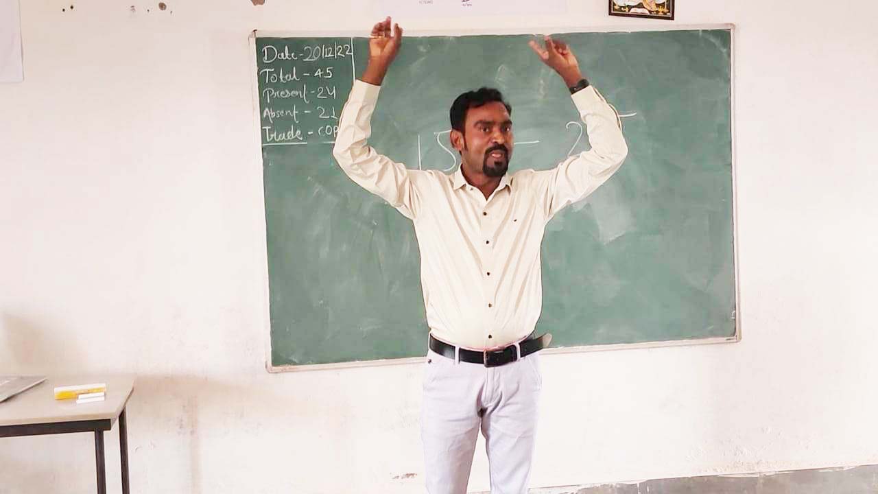 मोटिवेशनल ट्रेनर ने छात्र-छात्राओं को प्रेरक प्रशिक्षण दिया