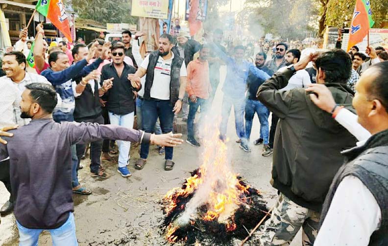 भाजपाईयों ने फूंका मंत्रियों का पुतला