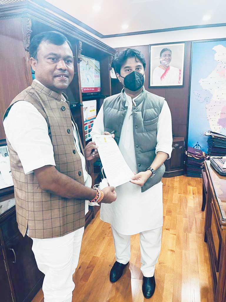 केंद्रीय विमानन मंत्री से मिले बस्तर सांसद, रखी जगदलपुर से नए विमान सेवा की मांग