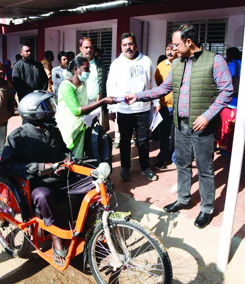 दृष्टि बाधित सहायक प्राध्यापक को मिला कम्प्यूटर, अब पढ़ाने में होगी सुविधा